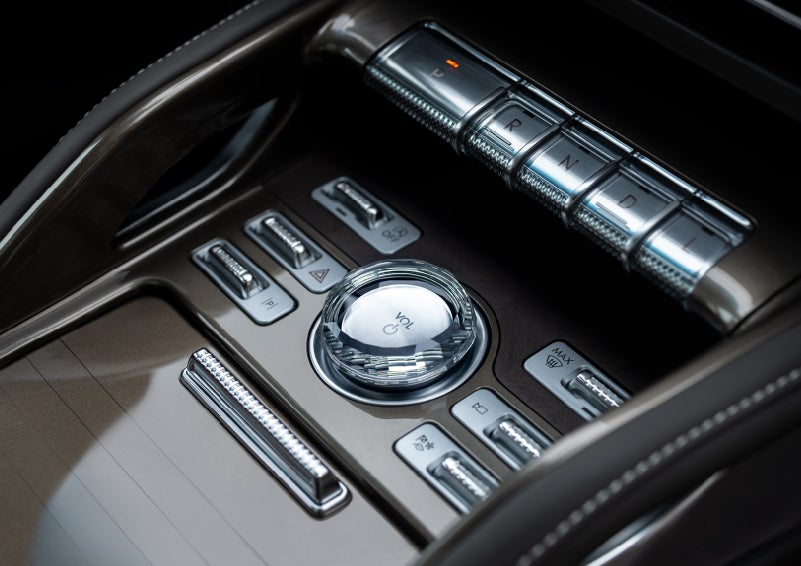 A crystal-inspired volume knob is shown in the center floor console of a 2024 Lincoln Nautilus® SUV. | Crossroads Lincoln of Southern Pines in Southern Pines NC